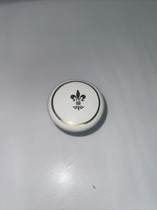 Vtg White Gold Fleur de Lis Porcelain Cabinet Furniture Vanity Pull Knob (74a) - Picture 1 of 4