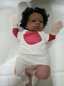 Bebé Niña Afroamericana Renacida, OLGA AUER, Conjunto Original Rojo/Blanco, Mitones - Imagen 1 de 4