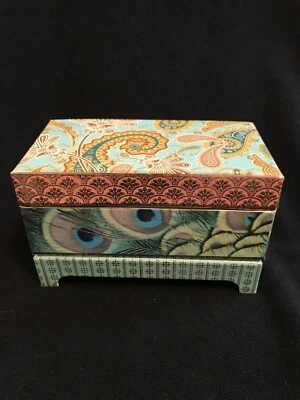 Vela Fragancia Lichi Asiático Dúo en Pavo Real Diseñador Caja de Regalo Coleccionista Novedad Foto 1 de 4