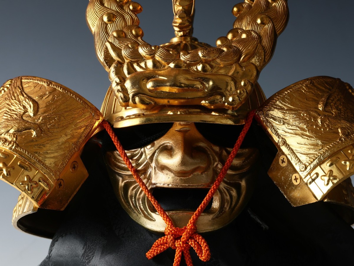 伝統的な日本の武士の甲冑 金色装飾付き 伝統的な日本の武士の甲冑 金色装飾付き - メルカリ