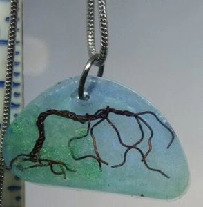 E058 gebogener Lebensbaum in Resin an 9" Kette - Bild 1 von 3