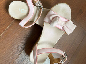 UGG Kids Milley Bow Girl's Sandals Seashell Pink Size 1 Big Kids