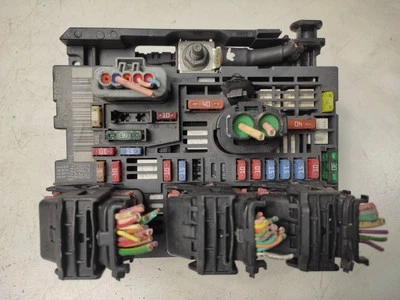 Peugeot 308 SW Fuse Box 9666700480 2010 29073574 - Image 1 of 4