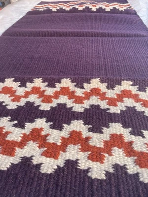 Nueva Alfombra de Lana Púrpura Roja Blanca Geométrica Tejida a Mano Hecha en India 32x63 Foto 1 de 4