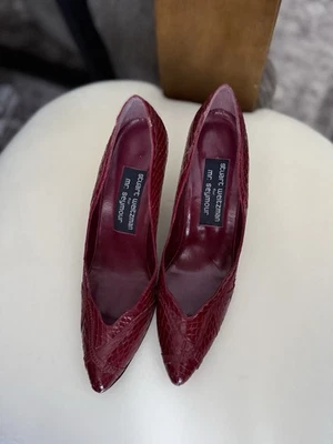 Bomba de cuero Stuart Weitzman para Mr. Seymour roja con estampado de serpiente, talla 7,5 Foto 1 de 4