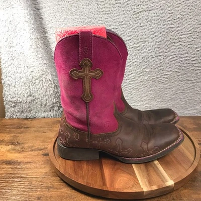 Ariat Crossroads 靴子 女孩 5.5 Fuschia 麂皮十字装饰 女牛仔 — 第 1/4 张图片