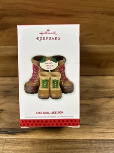 2013 Hallmark Keepsake adorno de Navidad “LIKE PAPÁ, LIKE SON” botas de senderismo  - Imagen 1 de 3