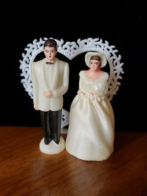 Vestido blanco vintage 1976 Wilton Bride & Groom con corazón adorno de pastel Southern Belle Foto 1 de 4