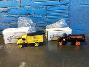 2 ERTL COUNTRY STORE/WASHINGTON SANITÄR LKW BANKEN 1926 MACK LIEFERUNG/TANKER - Bild 1 von 12