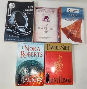 Romance Fantasy History 5 Large Print Book Lot Authors Steel Roberts Moore - Picture 1 of 15