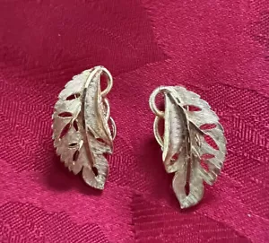Pendientes vintage con clip en tono dorado B.S.K diseño de hoja emplumada recortada texturizada - Imagen 1 de 5