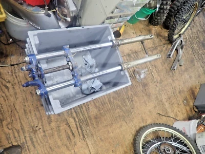 HORQUILLAS DELANTERAS SUZUKI RM 250 1984 vástago de dirección suspensión delantera triple árbol/eje Foto 1 de 4