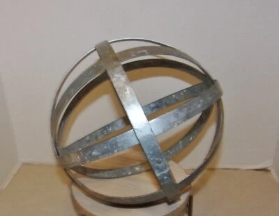 Escultura grande decorativa entrelazada estilo industrial de acero galvanizado Foto 1 de 4