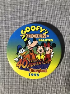 Disneyland Pippo Cucina Salute 40 Anni Avventure 1995 Spilla Pulsante Indietro - Foto 1 di 2