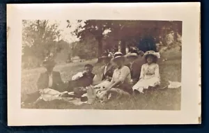 PICKNICK FREUNDE ESSEN VINTAGE OUTFIT HÜTE RPPC POSTKARTE PARK BÄUME ESSEN VELOX - Bild 1 von 1