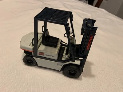Carretilla elevadora Komatsu FD25-11 modelo a escala de plástico y fundido a presión para reparación de piezas Foto 1 de 4