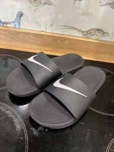 Nike Boys Teens Size 5.5 Black Slip On Sliders Unisex Summer Pool - Picture 1 of 11