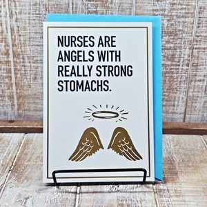 Tarjeta de felicitación del día de la enfermera Hallmark 5x7 ángeles alas doradas estómago fuerte - Imagen 1 de 7
