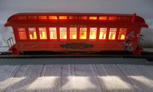 BACHMANN HAWTHORNE VILLAGE ON30 COCA COLA HOLIDAY EXPRESS TRAIN CAR + LED LIGHTS - Picture 1 of 7