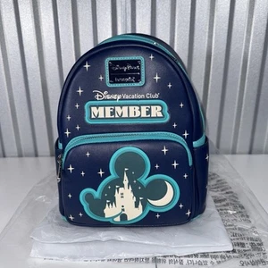 Mini zaino esclusivo Loungefly membro Disney Vacation Club GITD Topolino Castello - Foto 1 di 6