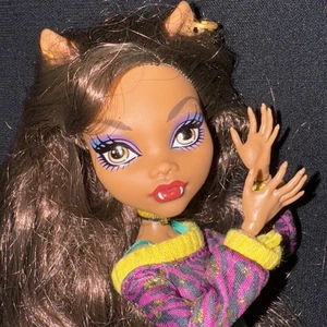 Muñeca Monster High CLAWDEEN WOLF Fuera Escolar con Conjunto Original Botas Joyería - Imagen 1 de 15