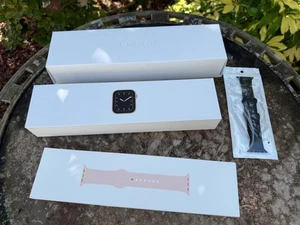 Apple Watch Series 5 Rose Gold 40mm GPS Pink Sport Band + Extra Band MWV72LL/A - Photo 1 sur 9