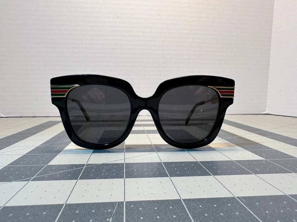 Gafas de sol Gucci para mujer GG0281SA 001 51 mm lentes negras doradas/grises - SOLO MARCO Foto 1 de 4