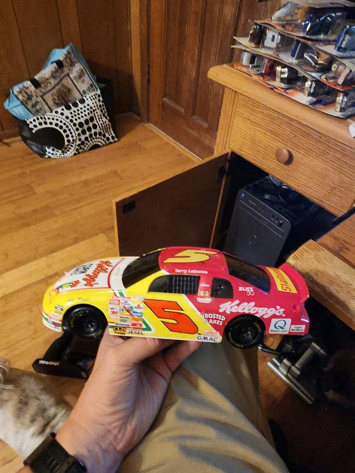 Toy Biz NASCAR 1997 1:18 Rumble Roar Racer Kellogg's Terry Labonte Foto 1 de 4