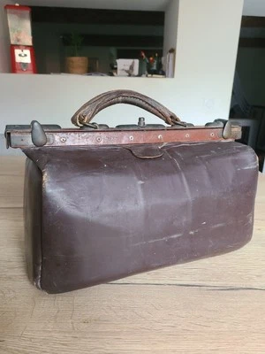 Ancienne sacoche de medecin en cuir, début 20éme siècle.  France. - Photo 1/4