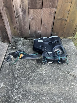 Volkswagen Golf 2011-2014 tanque de combustible de 2,5 L OEM. Foto 1 de 4