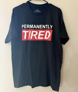Neu mit Etikett "Permanently Tired" Large schwarzes kurzärmliges T-Shirt mit Grafikdruck für Herren - Bild 1 von 10