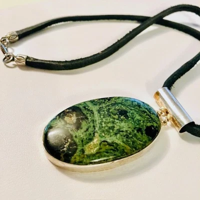 Collar colgante de jaspe Kambaba hecho a mano - Piedra natural sobre cuero negro - 18" Foto 1 de 4