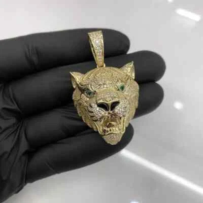 Colgante redondo de 4 quilates con cara de tigre de diamantes creado en laboratorio enchapado en oro amarillo de 14 k Foto 1 de 4