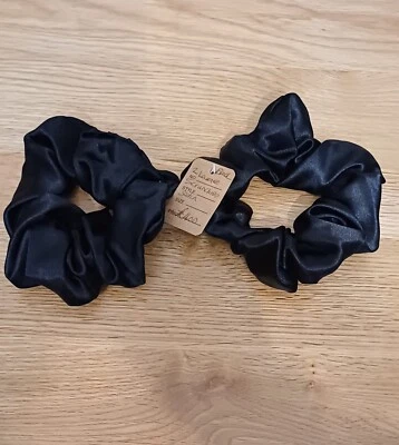 2 X GRANDES SCRUNCHIES 1 NEGRO SATINADO 1 NEGRO TERCIOPELO HECHO A MANO NUEVO CON ETIQUETA Foto 1 de 4