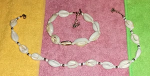 Collar y pulsera, conchas crema hechas a mano. - Imagen 1 de 3