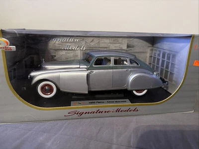Coche modelo Pierce Arrow 1933 plateado fundido a presión 1/18 de Signature Models Foto 1 de 4