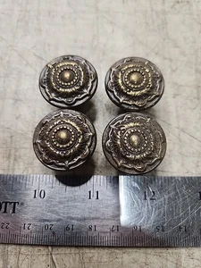 4 pomelli vintage per cassetto in metallo fuso disegno floreale stampato diametro 1" - Foto 1 di 9