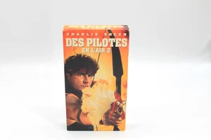 Des Pilotes En L'air 2/ Hot Hots Part Deux (VHS)(French) Tested Charlie Sheen - Foto 1 di 4