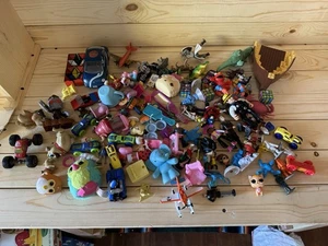 Großes gemischtes Spielzeug Konvolut - 100+ zufällige Figuren, Tiere & Zubehör - Bild 1 von 2