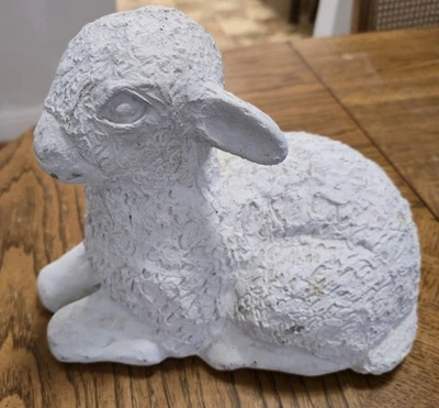 Estatua de cordero de hormigón blanco jardín acostado oreja astillada ¡Bonita! Foto 1 de 4