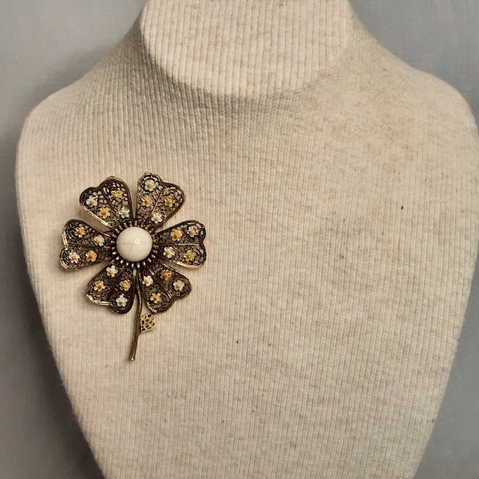 Broche Art Arthur Pepper Pansy tono bronce/latón metal esmalte blanco flores pequeñas Foto 1 de 4