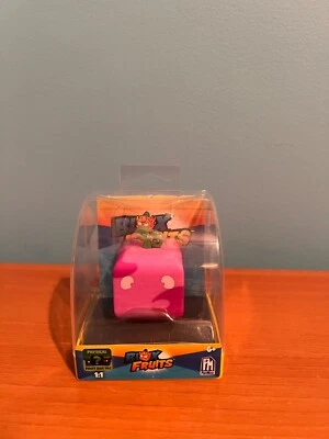 Figura BLOX FRUITS Roblox Rubber 1" y código DLC en estuche 2024 - NUEVO Foto 1 de 4