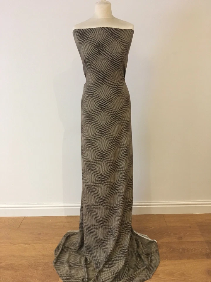 £5.99 Printed Chalis Viscose dress Fabric 150 cm M1425 Mtex - Image 1 of 1