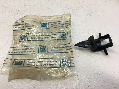 GM NOS 1977-79 Chevy Impala Caprice 2 Door Rear Window Trim Lower Retainer Clip Foto 1 de 4