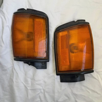 转角灯信号灯适合丰田 Hilux 拾音器 4Runner 1984-86 黑色原始设备制造商一对 — 第 1/4 张图片