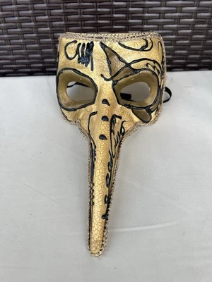 Máscara de nariz larga estilo veneciano ornamentada máscara de mascarada de Mardi Gras dorada Foto 1 de 4