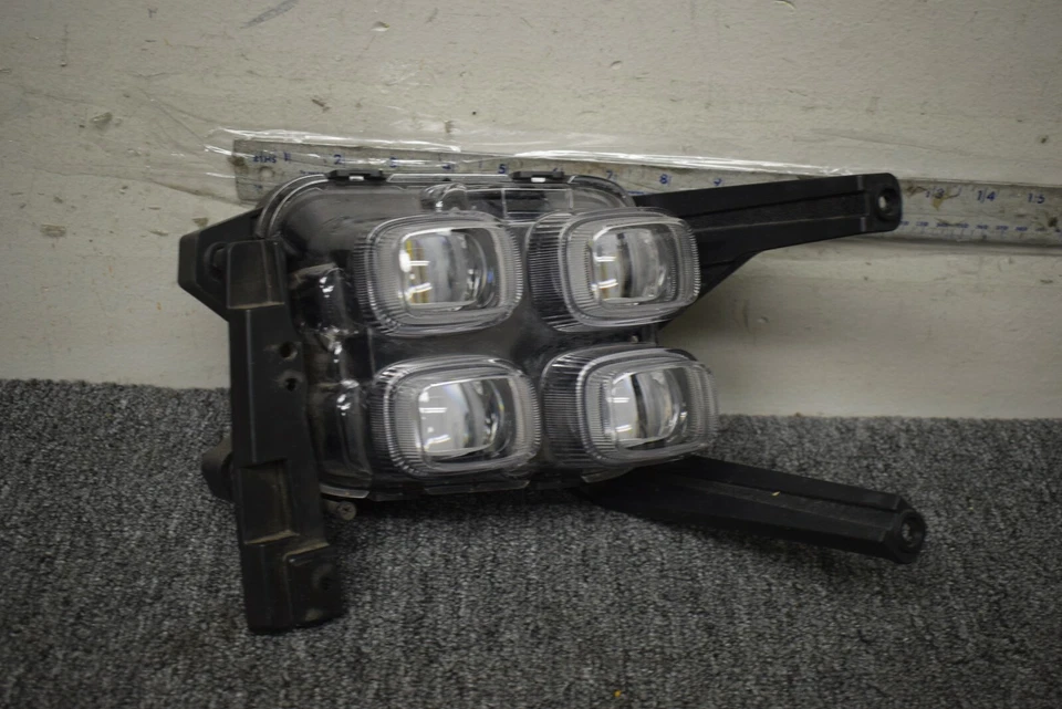 2016-2017 KIA SPORTAGE RIGHT SIDE FOG LIGHT FACTORY OEM - Image 1 of 4