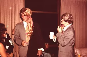 Foto 1977 Erwachsene Halloween Party selbstgemachtes Paar Kostüm halb Mann halb Frau - Bild 1 von 1