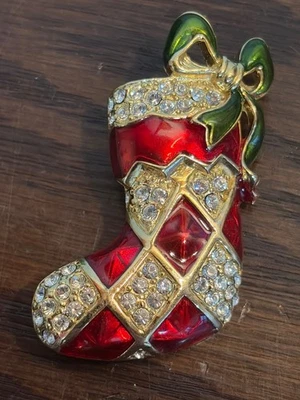 Рождественские чулки Моне брошь красная и зеленая эмаль золотистая отделка и стразы - Изображение 1 из 4