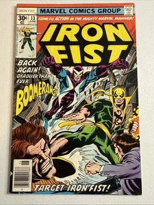 (1977) Puño de Hierro #13: ¡EDAD DE BRONCE! CUESTIÓN CLAVE! SABRETOOTH VISTA PREVIA! Cubierta Boomerang - Imagen 1 de 11